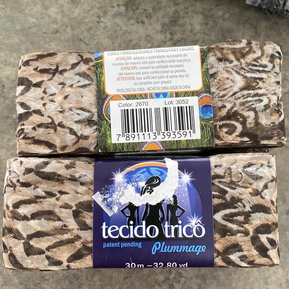 Circulo Tecido Tricô Plummage Ruffle Yarn 2670 Brown Feather Print - Picture 1 of 2